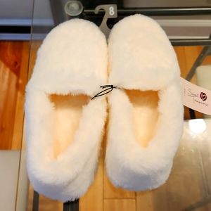 NwT Brand New Extra Plush Fluffy Ivory/Cream Slippers/House Shoes